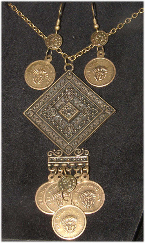 BEAUTIFUL IN BRONZE!! Necklace and Earrings Set!