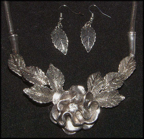 ***STUNNING DESIGN!!*** BEAUTIFUL NECKLACE AND EARRINGS SET!!!