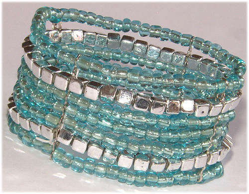 ***PRETTY AS A PICTURE!!*** MULTISTRAND LUCITE STRETCHY BRACELET!