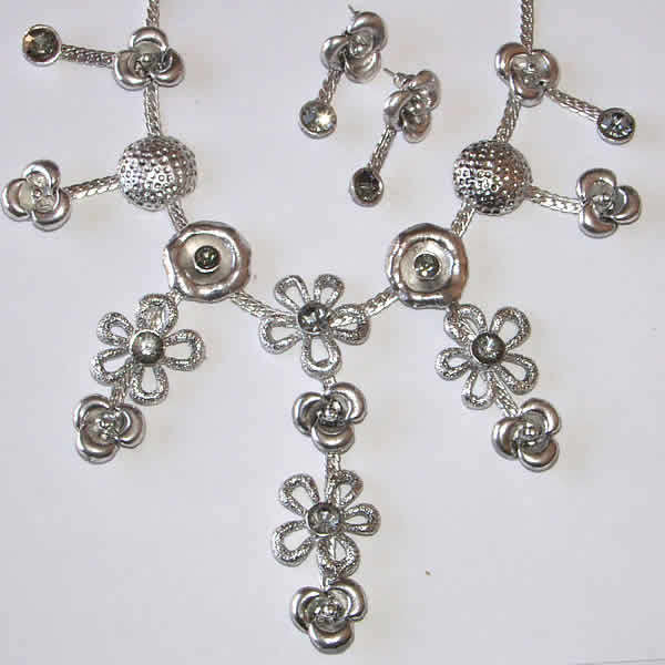 ***STUNNING DESIGN!!*** BEAUTIFUL NECKLACE AND EARRINGS SET!!!