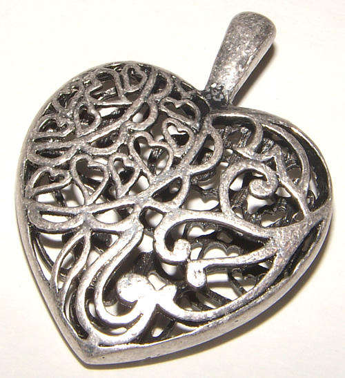 ***STUNNING***  SILVER 3D HOLLOW HEART PENDANT!