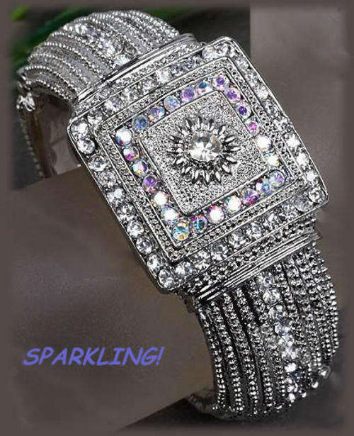 ***TAKE A L@@K!*** DESIGNER INSPIRED FANCY LADIES HINGED BANGLE!