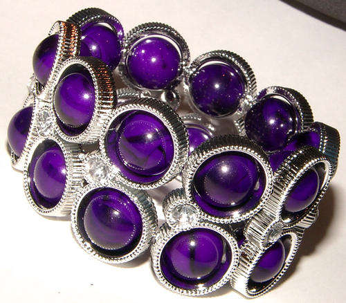 STUNNING BROAD  LUCITE BEAD STRETCHY BRACELET WITH RHINESTONES!