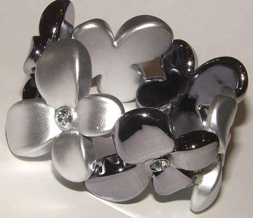 STUNNING BROAD  LUCITE BEAD STRETCHY BRACELET WITH RHINESTONES!