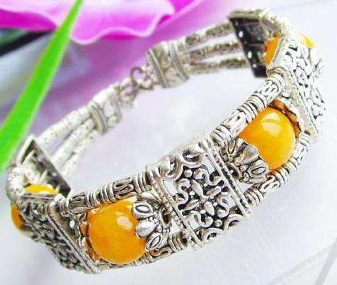 ***STUNNING DESIGN!!*** NATURAL JADE BRACELET!!