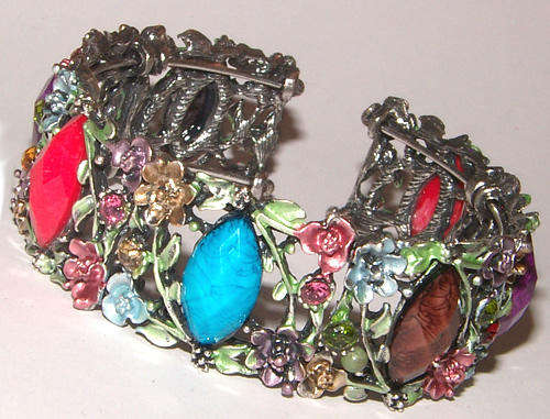 ***STUNNING!!!*** DESIGNER INSPIRED VINTAGE STYLE FLORAL BANGLE!