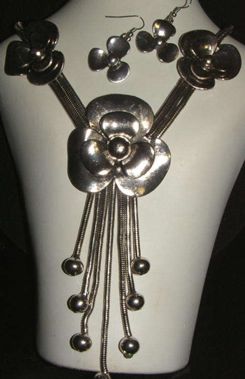 ***STUNNING DESIGN!!*** BEAUTIFUL NECKLACE AND EARRINGS SET!!!