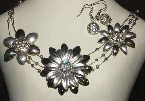 ***STUNNING DESIGN!!*** BEAUTIFUL NECKLACE AND EARRINGS SET!!!