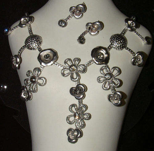 ***STUNNING DESIGN!!*** BEAUTIFUL NECKLACE AND EARRINGS SET!!!