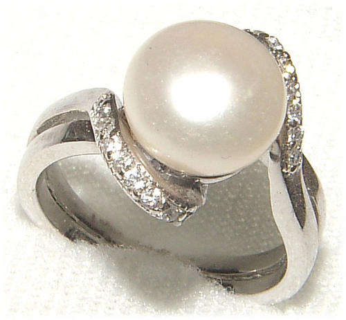 ***ELEGANT!!!*** DIAMONDS AND PEARL SOLITAIRE RING!