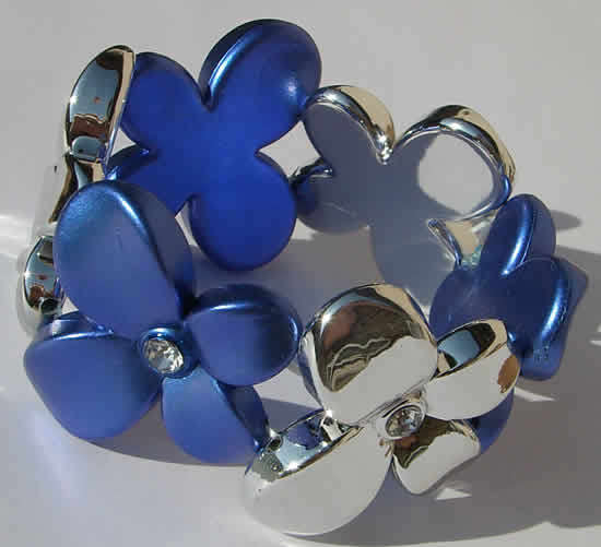 STUNNING BROAD  LUCITE BEAD STRETCHY BRACELET WITH RHINESTONES!