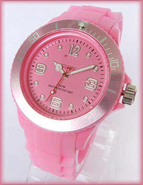 ***STRIKINGLY DIFFERENT*** SWEET SILICONE QUARTZ WRIST WATCH!