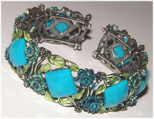 ***STUNNING!!!*** VINTAGE STYLE FLORAL BANGLE!