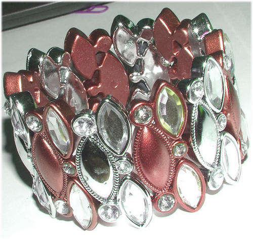 ***NEW!***STUNNING BROAD  LUCITE BEAD STRETCHY BRACELET WITH RHINESTONES!