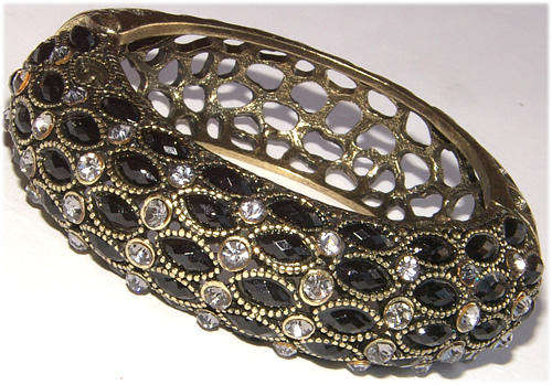 ***TAKE A LOOK!*** DESIGNER INSPIRED FANCY LADIES HINGED BANGLE!