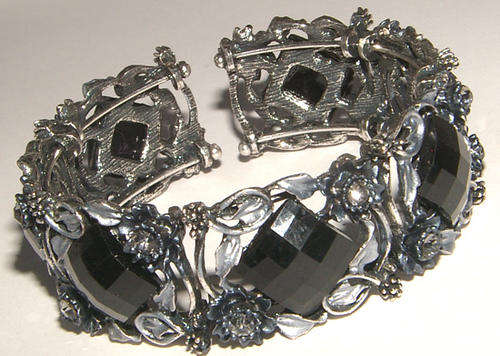 ***STUNNING!!!*** DESIGNER INSPIRED VINTAGE STYLE FLORAL BANGLE!