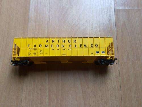 Athearn HO American Grain Hopper - Arthur Farmers Elev Co.