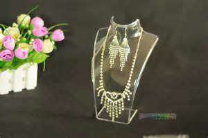 ACRYLIC NECK STAND (Clear)