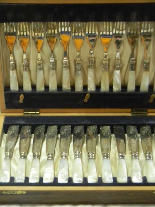 C.1910 Stunning Edwardian 12 Place Silver Collared Mother of Pearl Fish Set - in original box