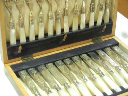 C.1910 Stunning Edwardian 12 Place Silver Collared Mother of Pearl Fish Set - in original box