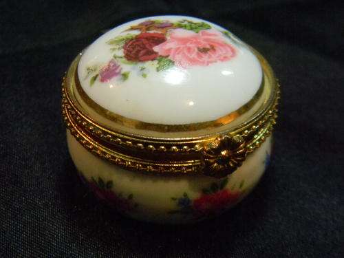 Beautiful Petit Victorian? Porcelain Pill Container - No Damage!