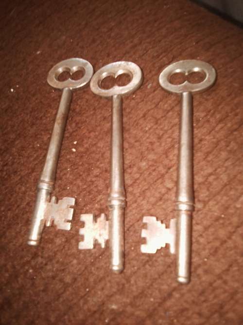 3 vintage long keys