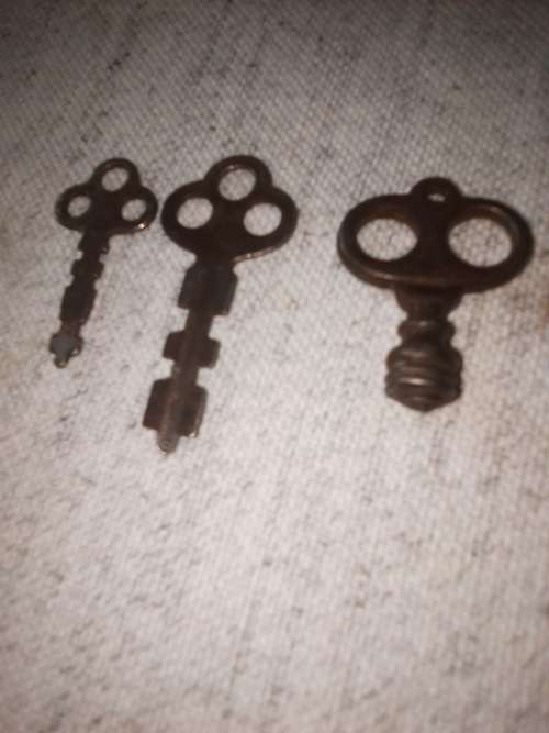 2 vintage keys