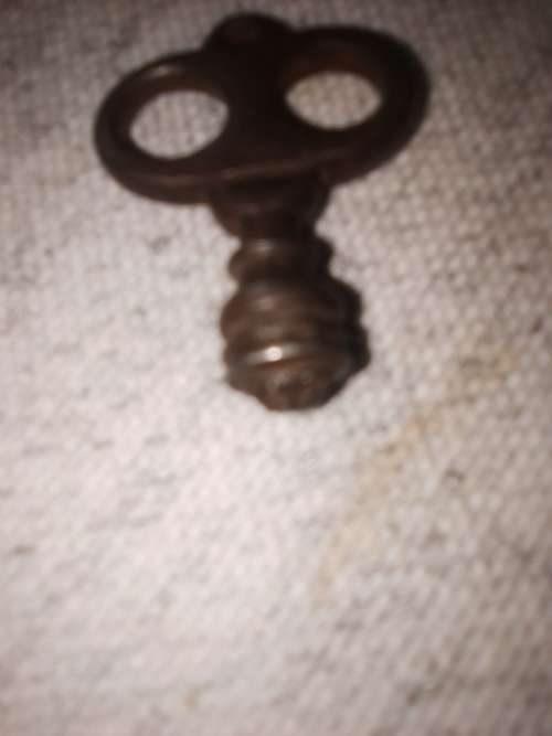 2 vintage keys