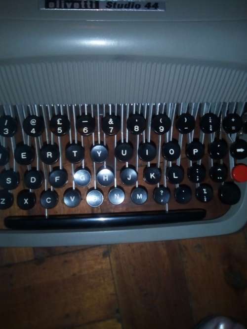 OLIVETTI STUDIO 44 TYPEWRITER IN CASE REDUCED