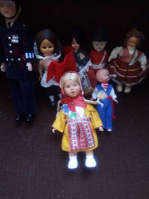 21 SMALL DOLLS