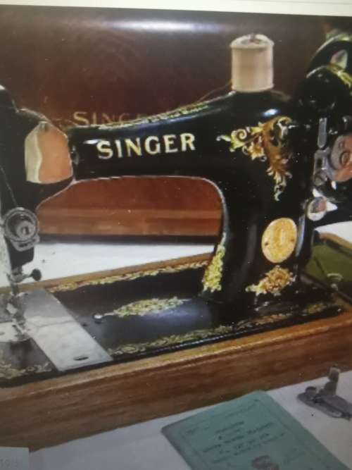 ANTIQUE SINGER HAND CRANK MACHINE