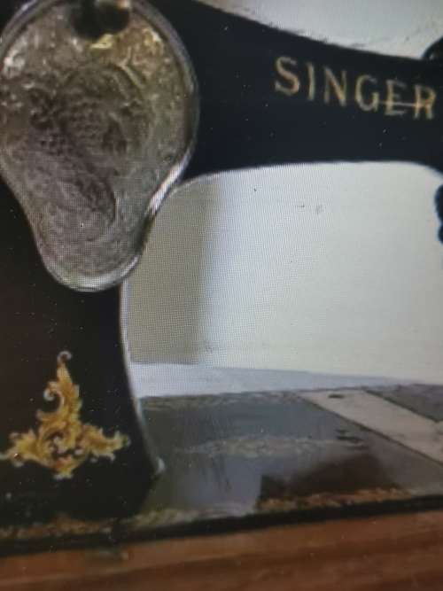 ANTIQUE SINGER HAND CRANK MACHINE