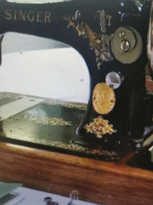 ANTIQUE SINGER HAND CRANK MACHINE