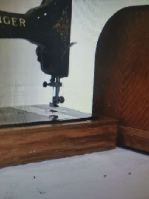 ANTIQUE SINGER HAND CRANK MACHINE