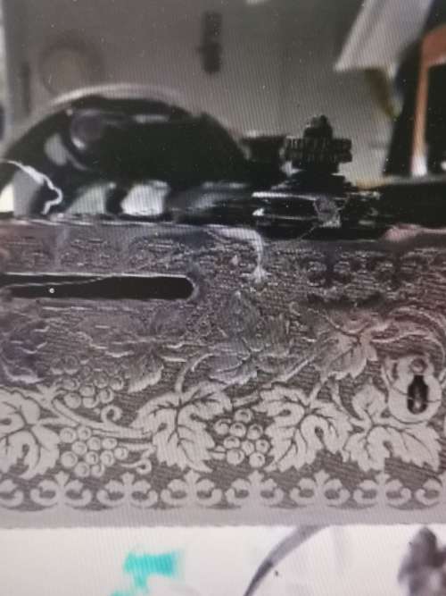 ANTIQUE SINGER HAND CRANK MACHINE