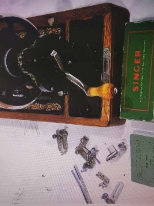 ANTIQUE SINGER HAND CRANK MACHINE