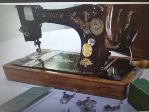 ANTIQUE SINGER HAND CRANK MACHINE