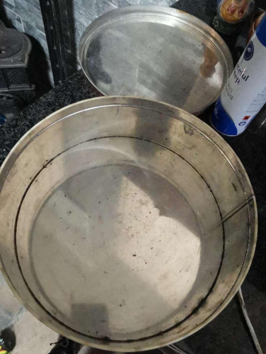 VINTAGE OLLECTABLE FLOWER MOTIF TIN