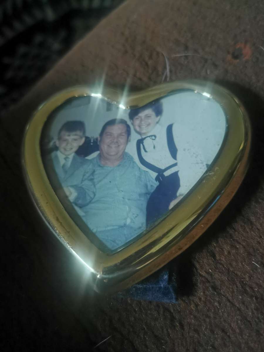 VINTAGE SMALL HEART FRAME WITH GLASS