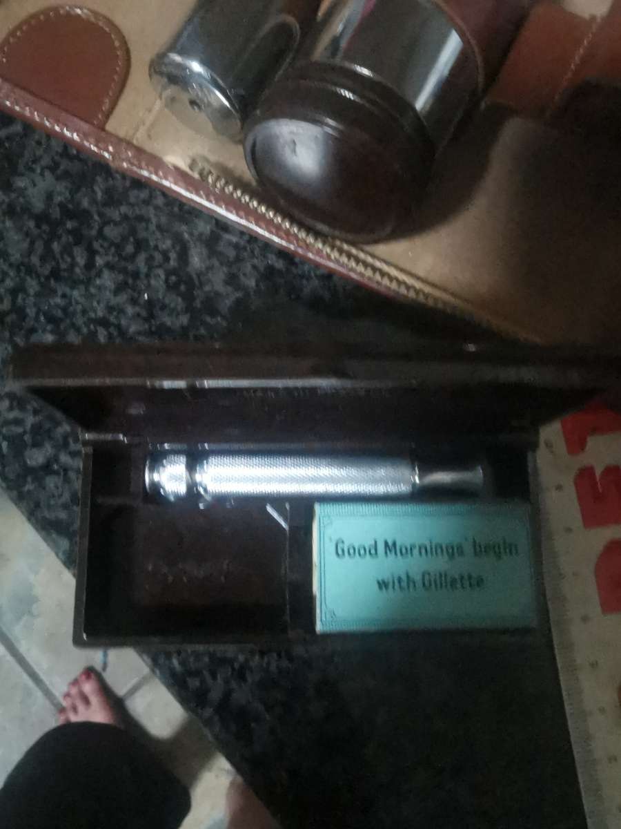 ANTIQUE MENS SHAVING KIT N LEATHER CASE