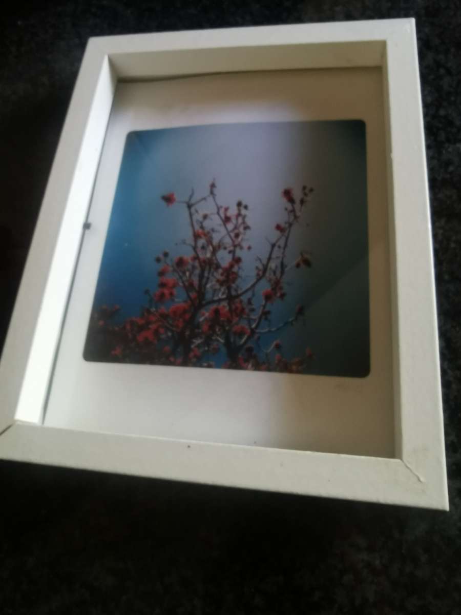 VINTAGE WHITE PICTURE FRAME WITH GLASS