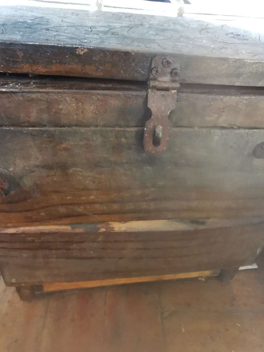 VINTAGE WOODEN   HANDMADE  FAMILY KIST