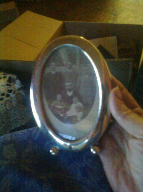 SMALL OVAL PHOTO FRAME