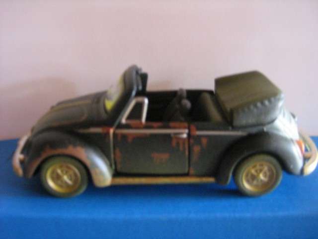 Volkswagen Beetle Cabriolet (scale 1/43) by Maisto Fresh Metal