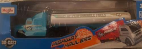 Fuel Tanker (Scale 1:72) by Maisto