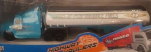 Fuel Tanker (Scale 1:72) by Maisto