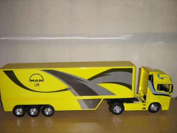 Auction: MAN TG 18.410A Cargo Hauler (Scale 1/32)