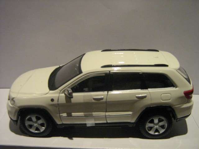 Jeep Grand Cherokee Laredo (Scale 1/24) by Maisto Special Edition