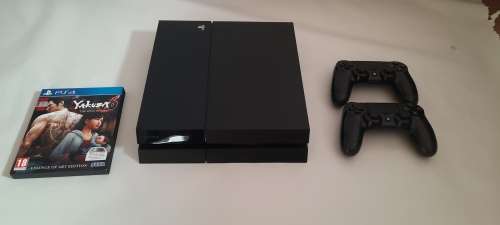 Playstation 4 500GB + 2 Controllers + 1 Game