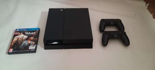 Playstation 4 500GB + 2 Controllers + 1 Game